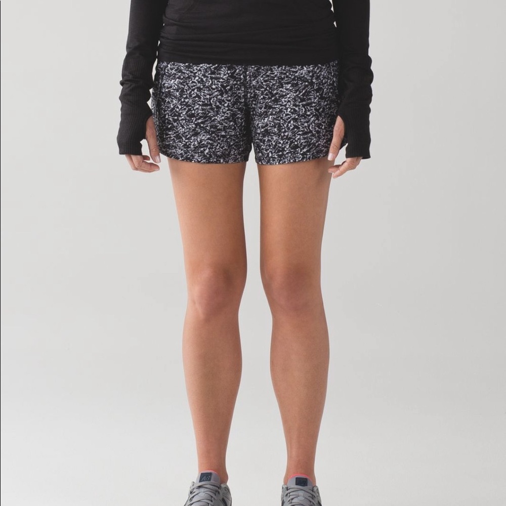 lululemon Run Times Short 4” - Size 6 - Black and White Waves Print